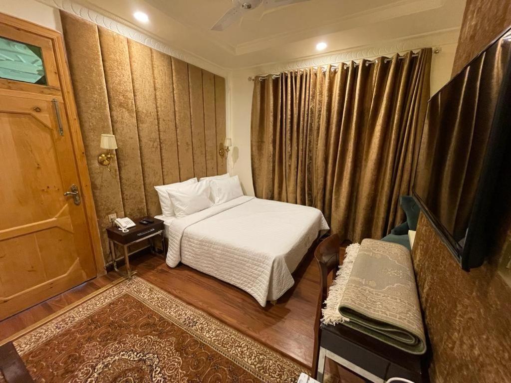 Shelton Rezidor Hotel Kumrat Road